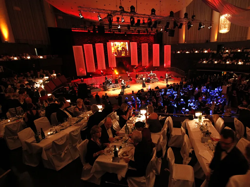 Dinner bei den Glory Nights mit leckerem Essen und guter Stimmung.